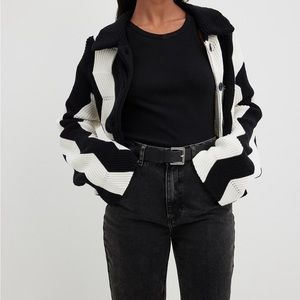 NA-KD Wavy knitted collar cardigan